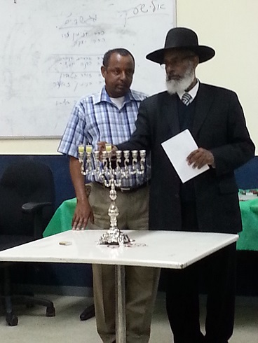  רב הקהילה הרב יהודה סהלה בהדלקת נרות משותפת עם אסמרה, מנהל מוקד הקליטה, עיריית ת